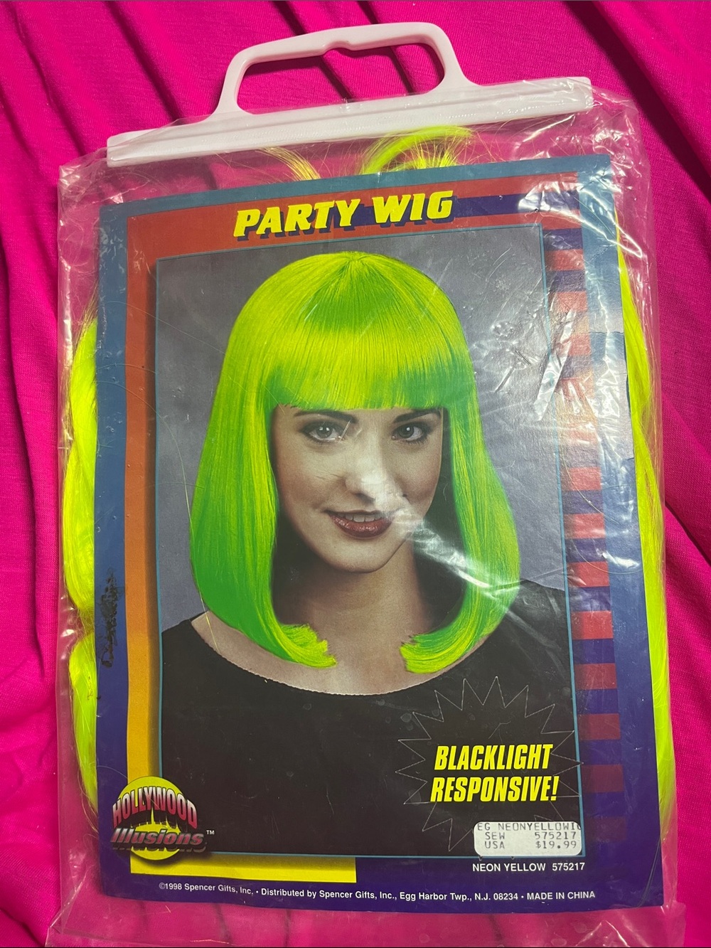 New 1998 “Hollywood Illusions” Neon Yellow Blacklight Party Wig Spencer’s Gifts